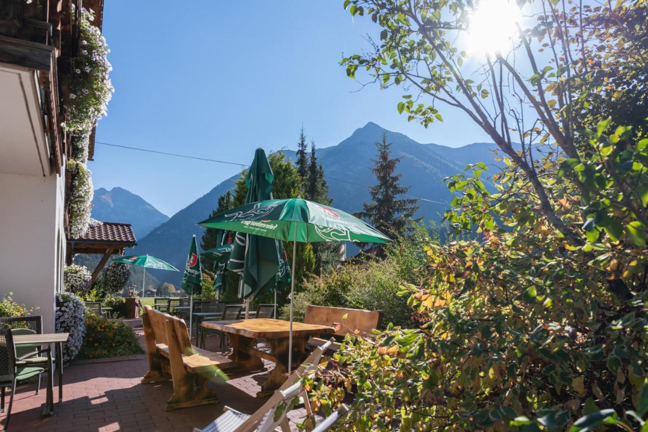 Hotel Winklerhof Holzgau Bagian luar foto